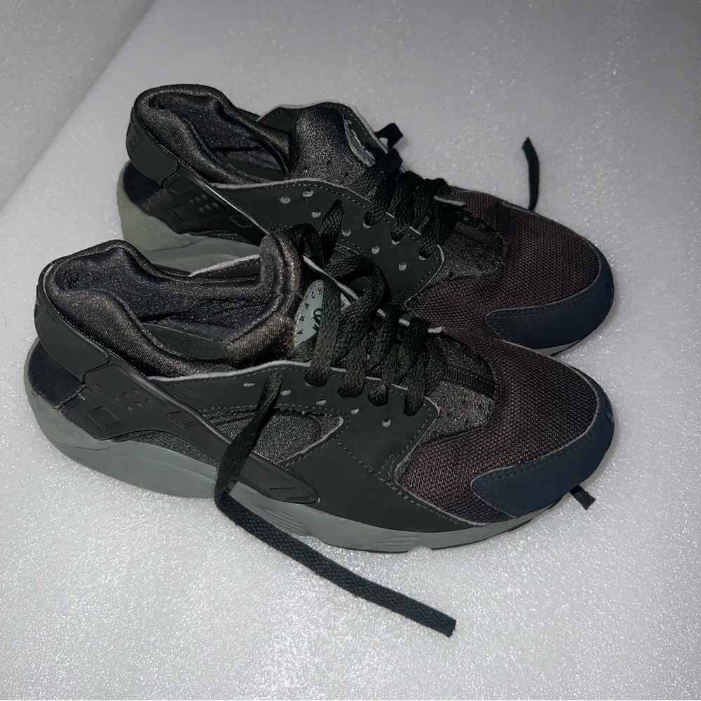 💙💙💙 Huarache by Nike sneaker for boy size 5.5 US